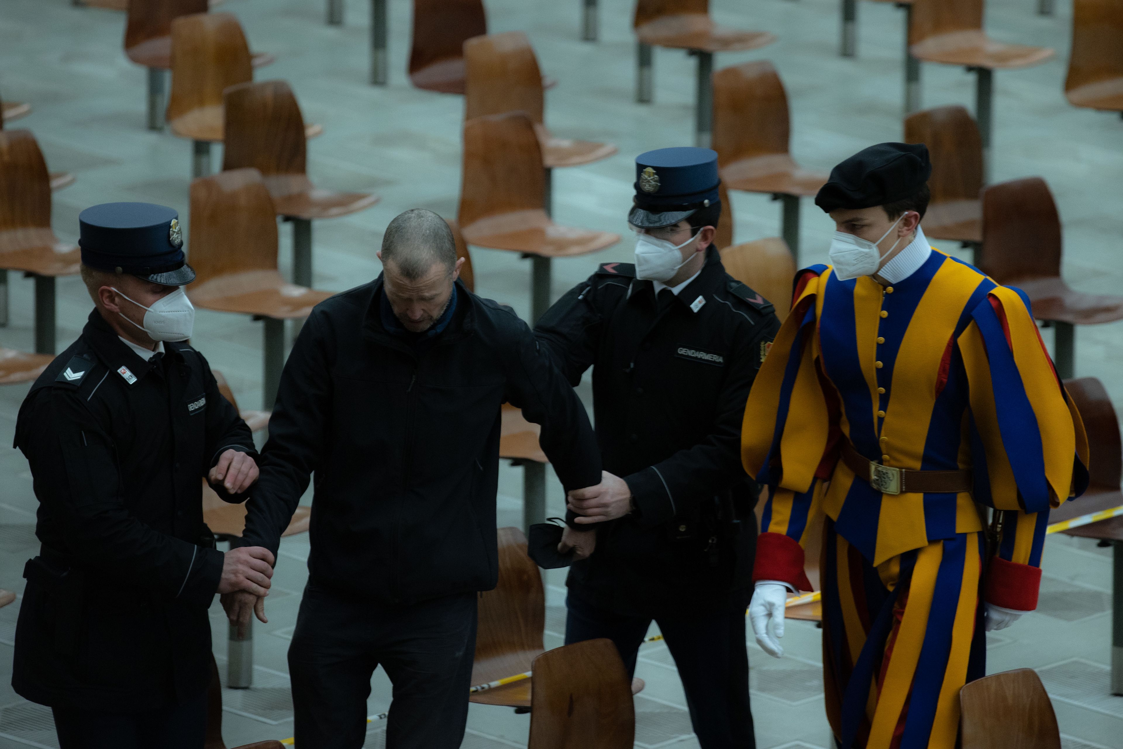 Under the eyes of social media, Swiss Guards learn to handle threats ...