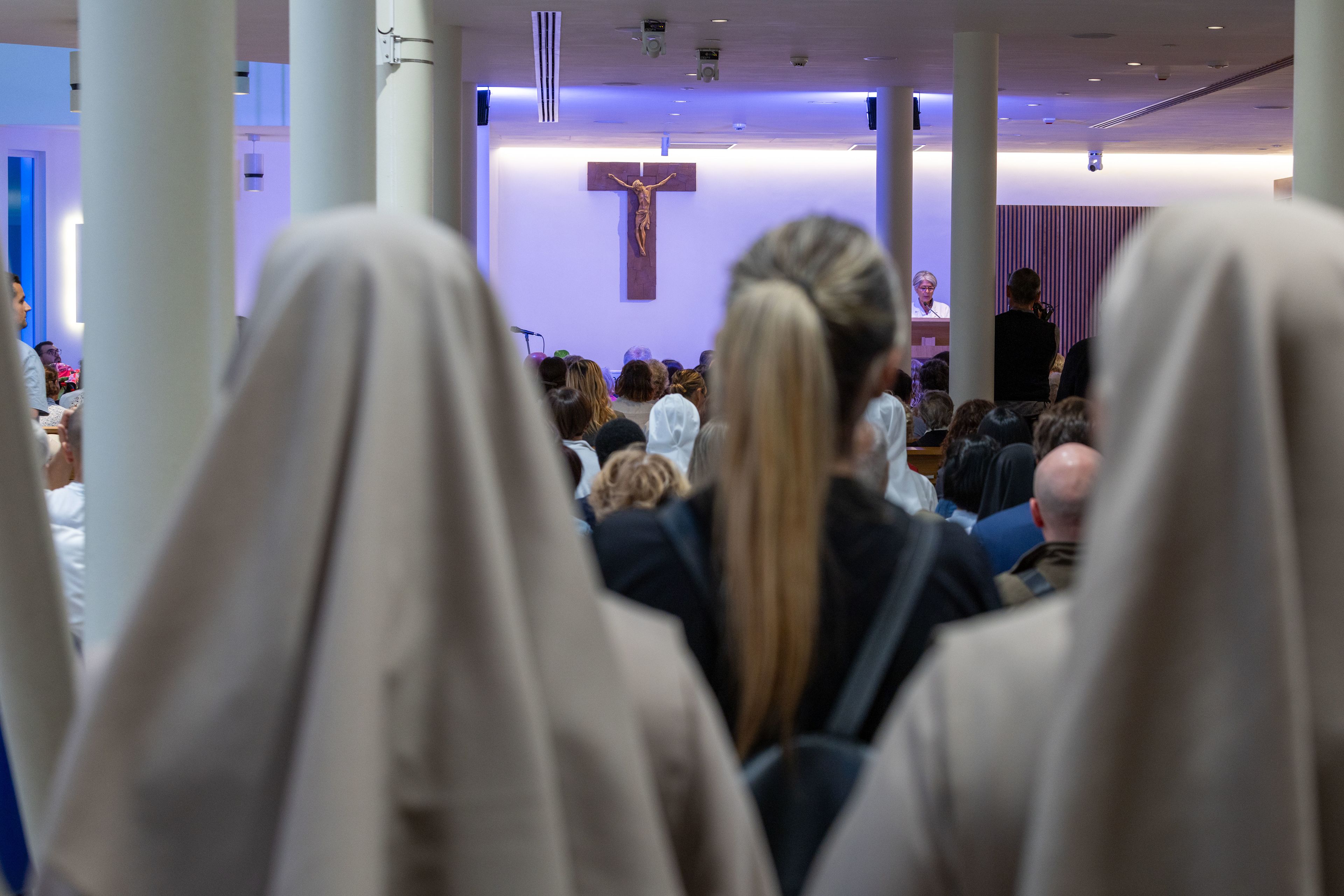 A hívek rózsafüzért imádkoznak a római Gemelli Kórházban tartott imaalkalmon 2026. október 13-án, kedden, miközben XIV. Leó pápát megműtik, hogy eltávolítsanak egy csomót a tüdejéből. | Fotó: Daniel Ibáñez/EWTN News