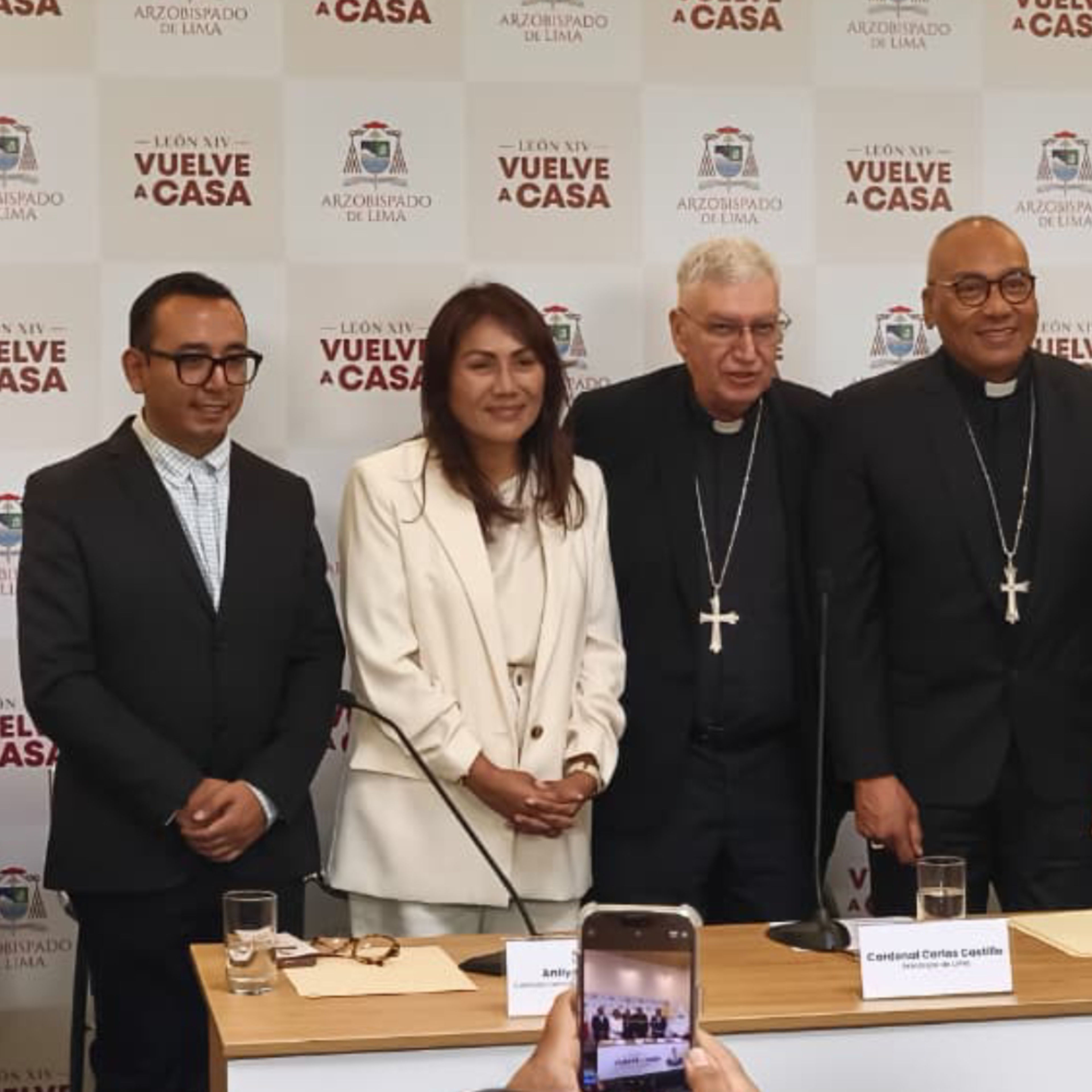 Juan José Dioses, Angie Rondeña, Mons. Carlos Castillo, Mons. Guillermo Elías y P. Juan Bitton Arellano en conferencia de prensa, 26 de octubre de 2026. Crédito: Diego López Marina/EWTN News Español