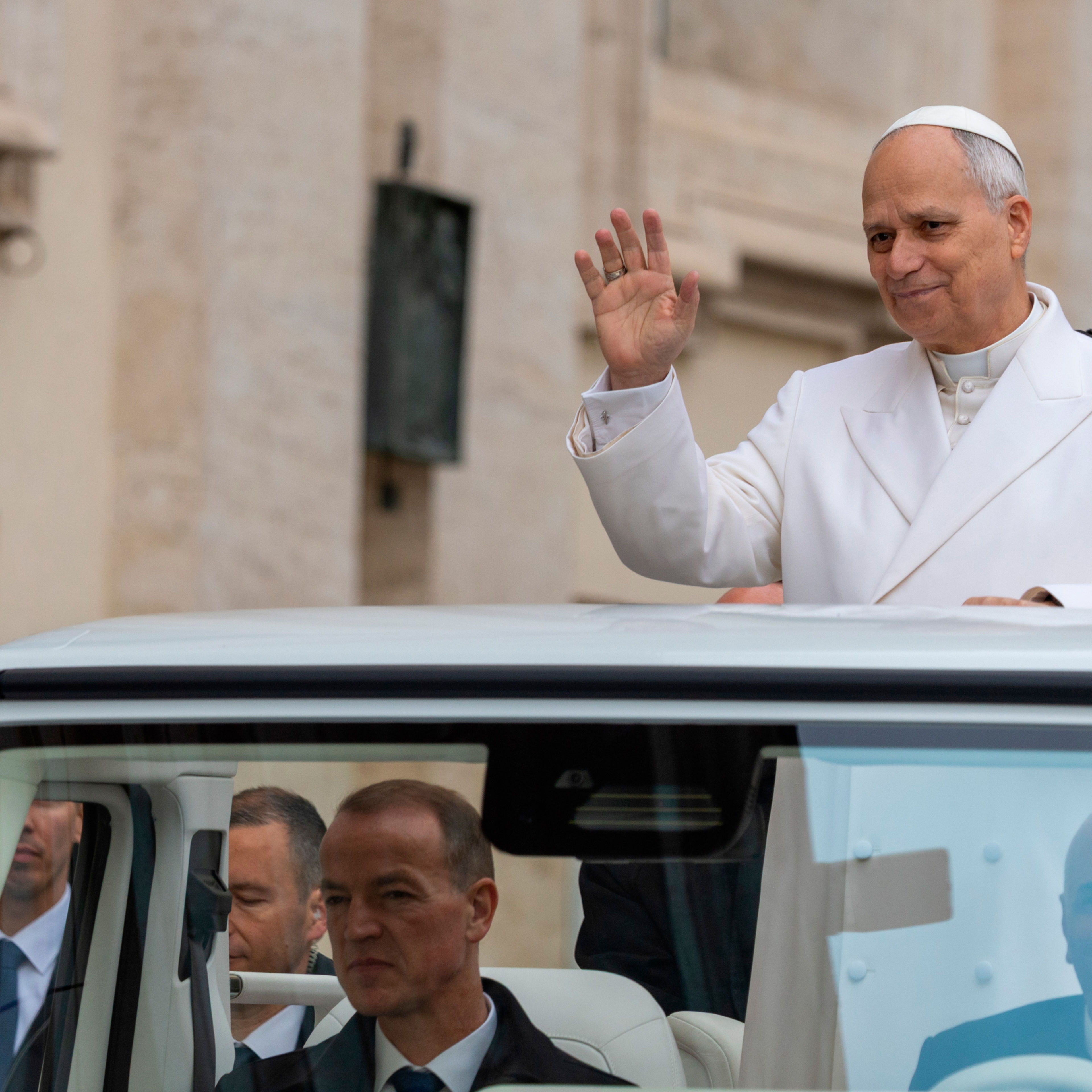 El Papa León XIV saluda a los fieles el miércoles 21 de octubre, cuando celebró su primera Audiencia General luego de la cirugía de pulmón que se le practicó la semana anterior. | Crédito: Daniel Ibáñez/EWTN News.