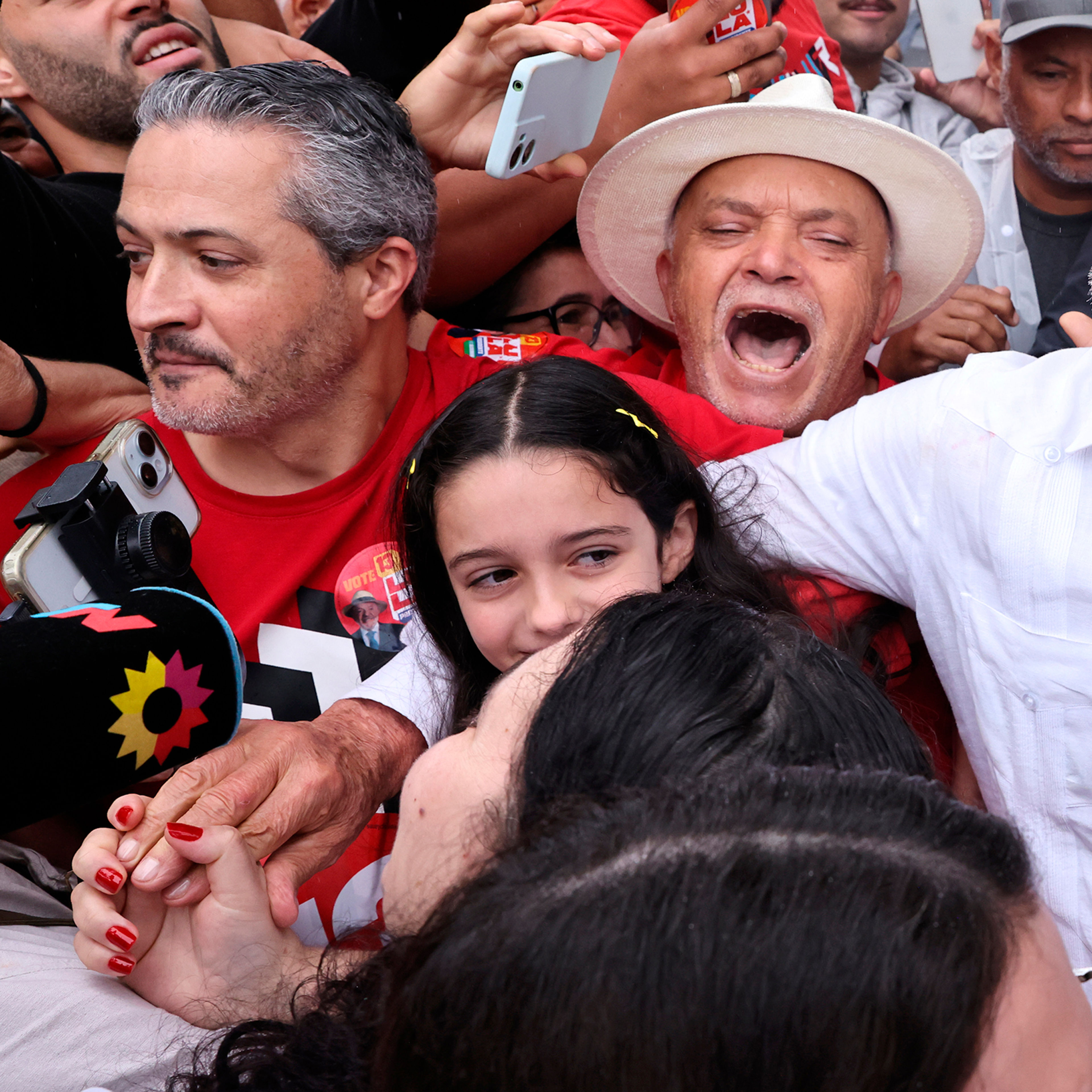 Luiz Inácio Lula da Silva saluda a sus seguidores tras emitir su voto durante la segunda vuelta del 25 de octubre de 2026 en São Paulo, Brasil. | Crédito: Rodrigo Paiva/Getty Images.