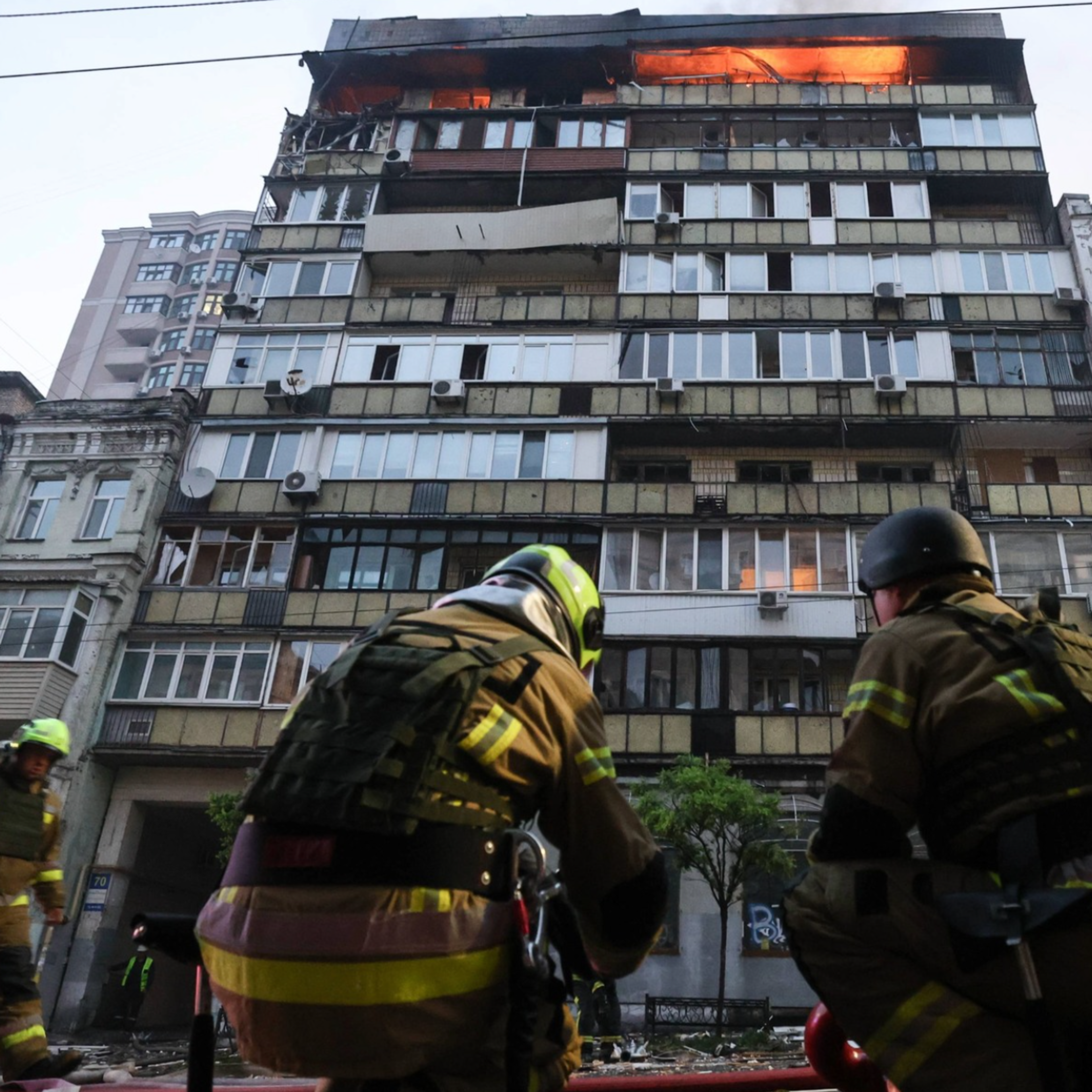 Bomberos trabajan durante un ataque en Kiev (Ucrania). Crédito: Cáritas Ucrania.