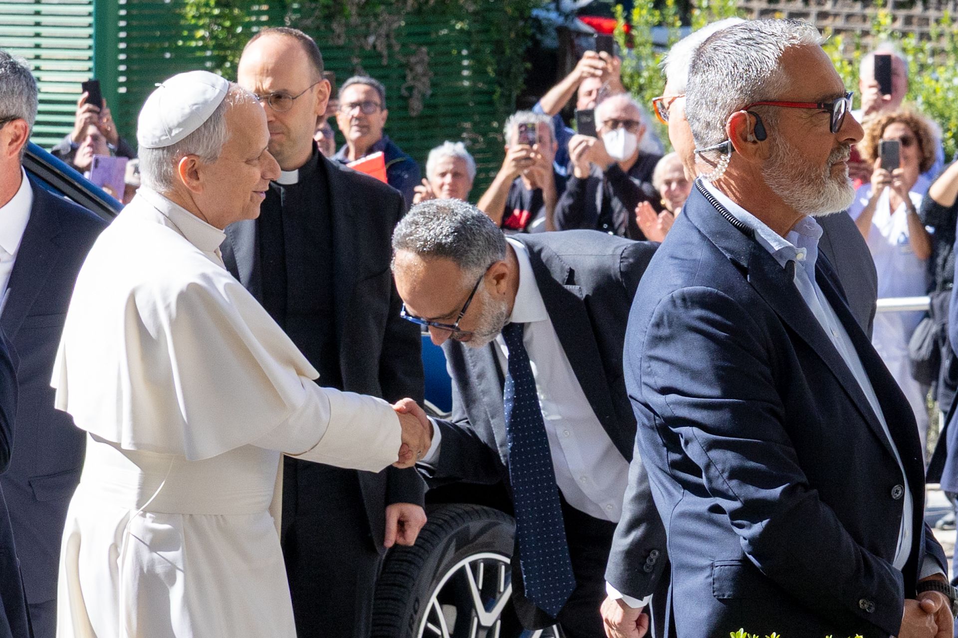 dr. Luigi Carbone köszönti XIV. Leó pápát a római Gemelli Kórházban 2026. október 13-án. | Fotó: Daniel Ibáñez/EWTN News
