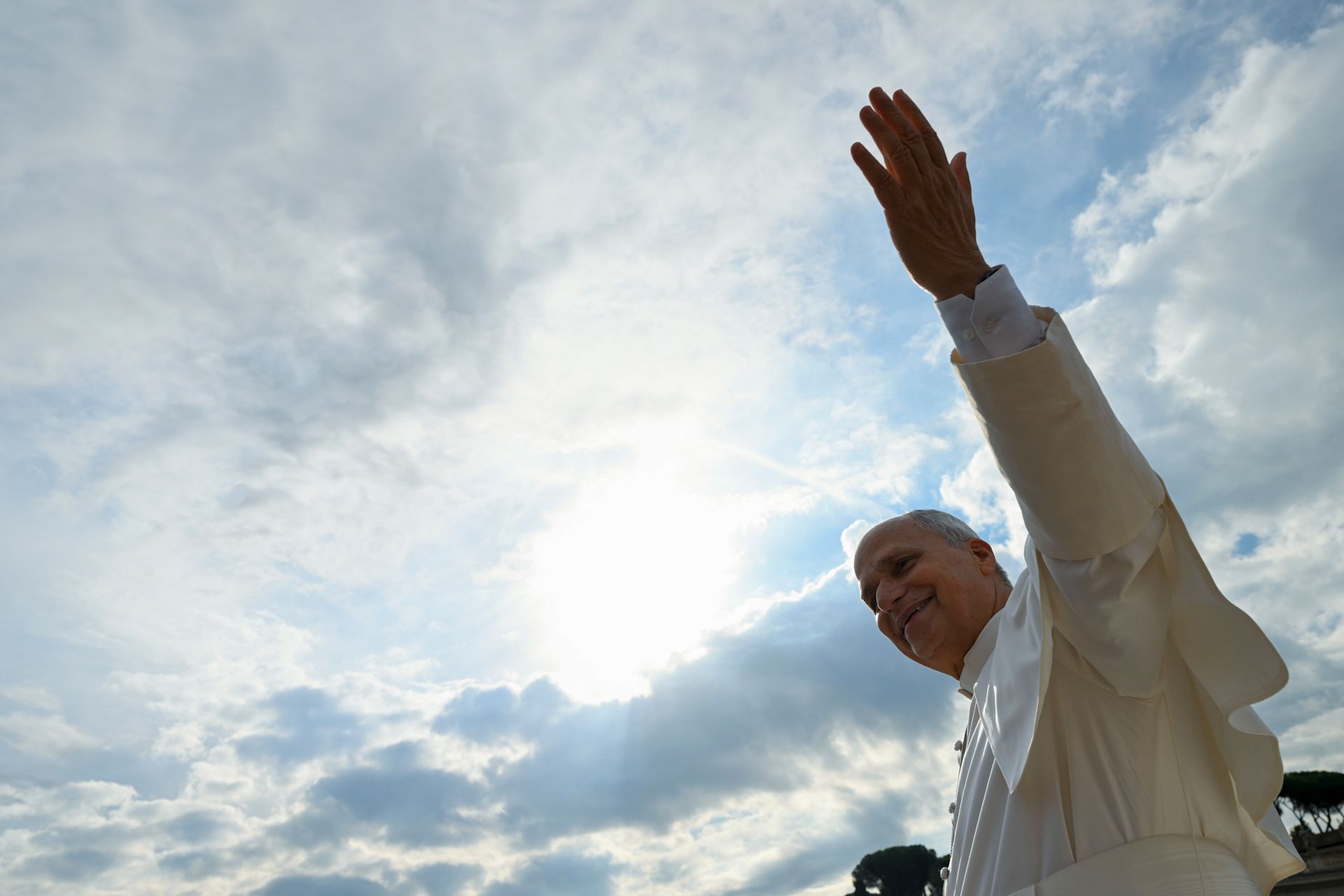 XIV. Leó pápa az ég felé mutat, miközben a 2026. szeptember 23-i általános kihallgatáson a Szent Péter téren összegyűlt zarándokoknak integet. | Fotó: Vatican Media