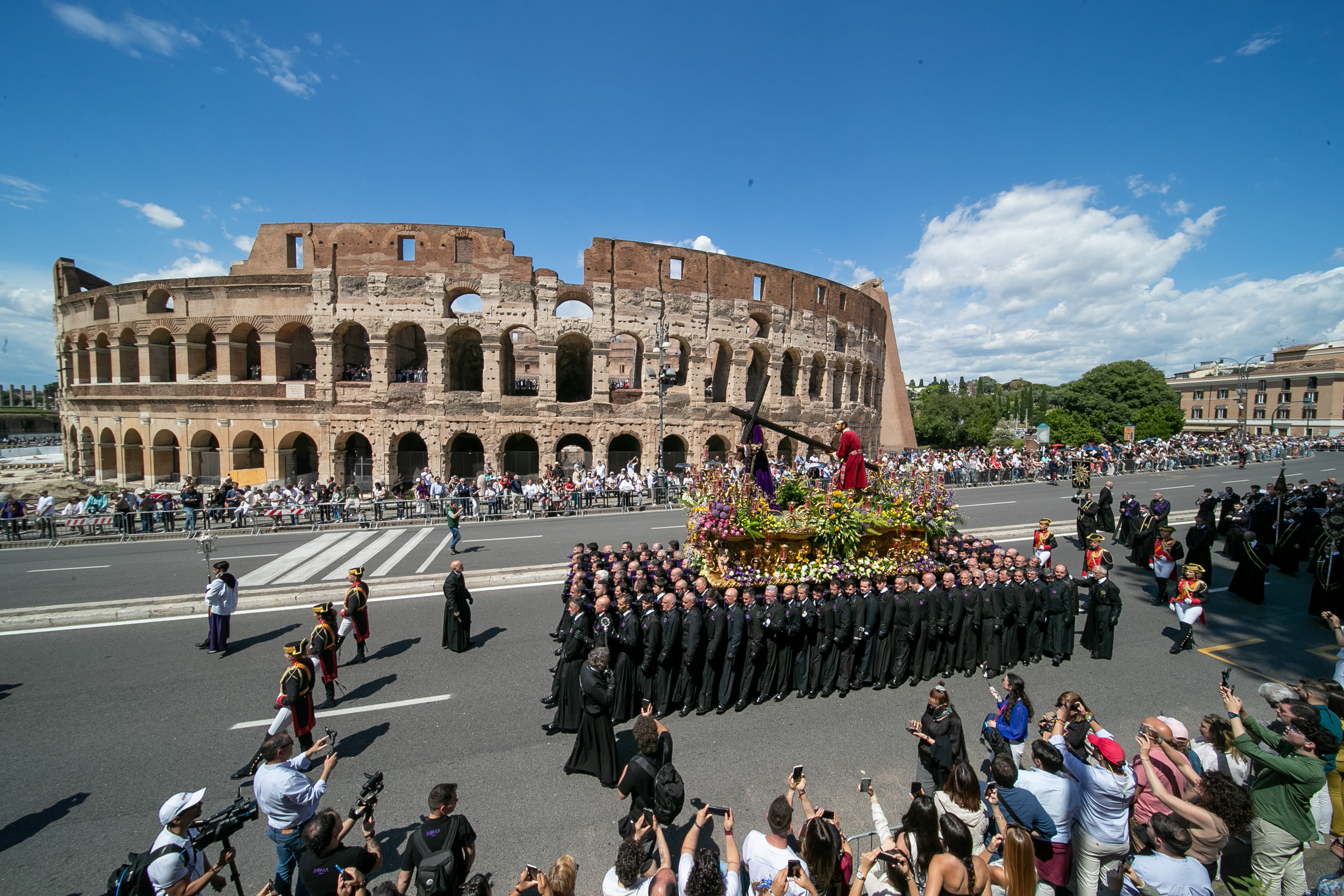 PHOTOS: The grand procession of the Jubilee of Confraternities in Rome