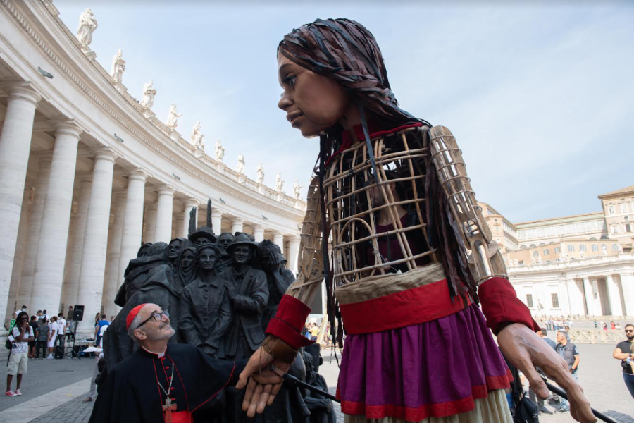 Pope Francis welcomes giant puppet to Vatican