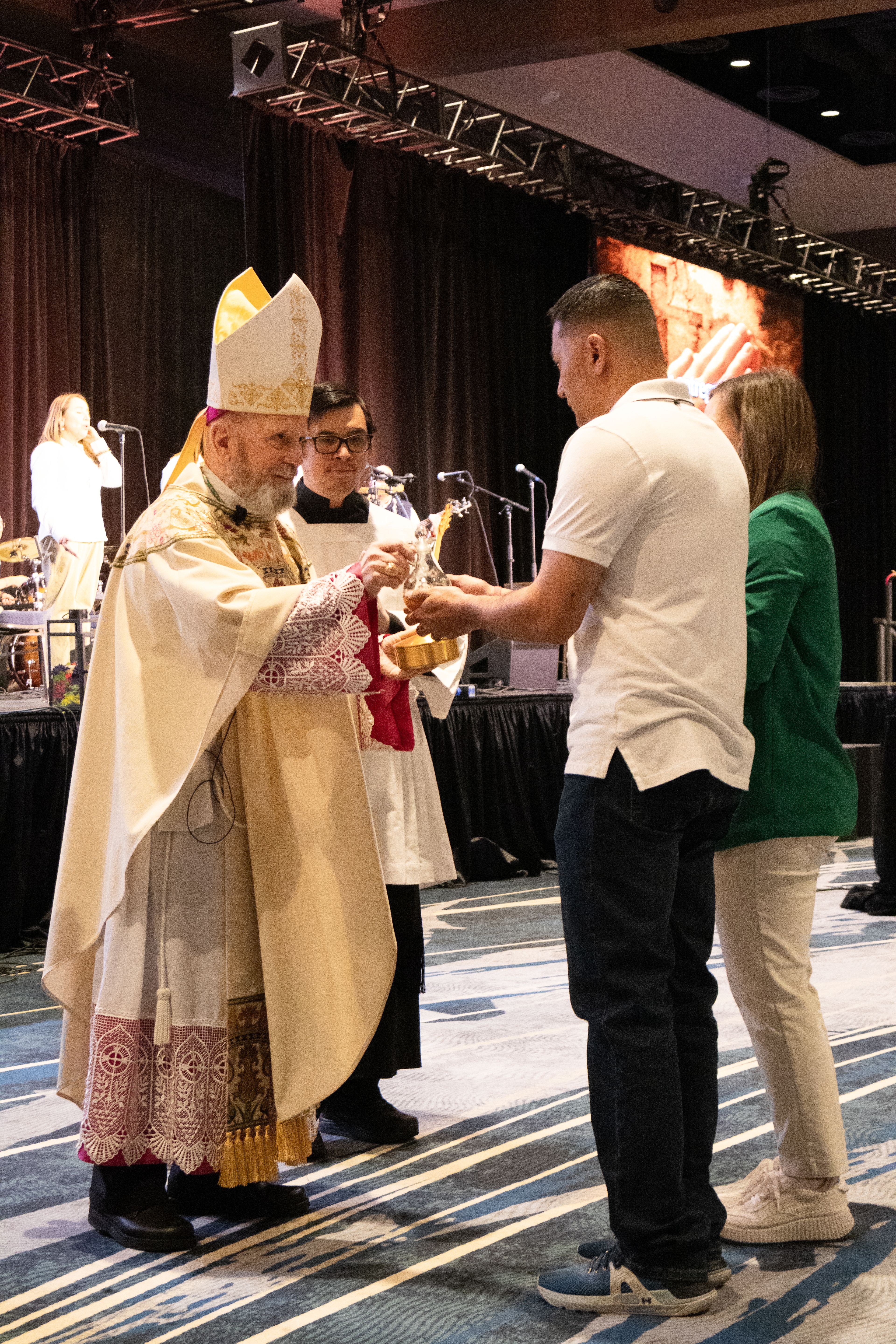 Hispanic Eucharistic Convention leads thousands to renewed faith in the ...