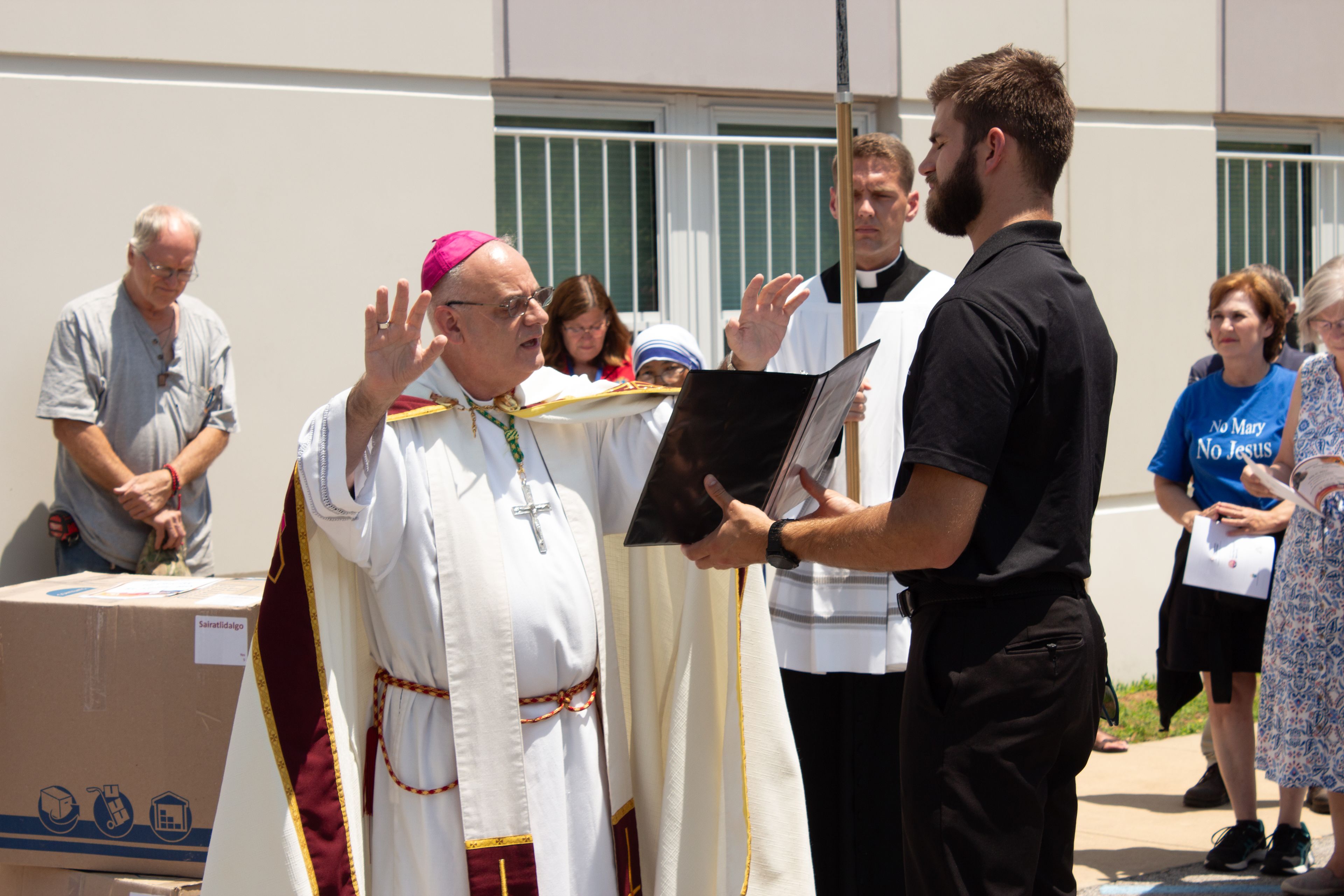 National Eucharistic Pilgrims serve the poor during ‘Boxes of Mercy ...