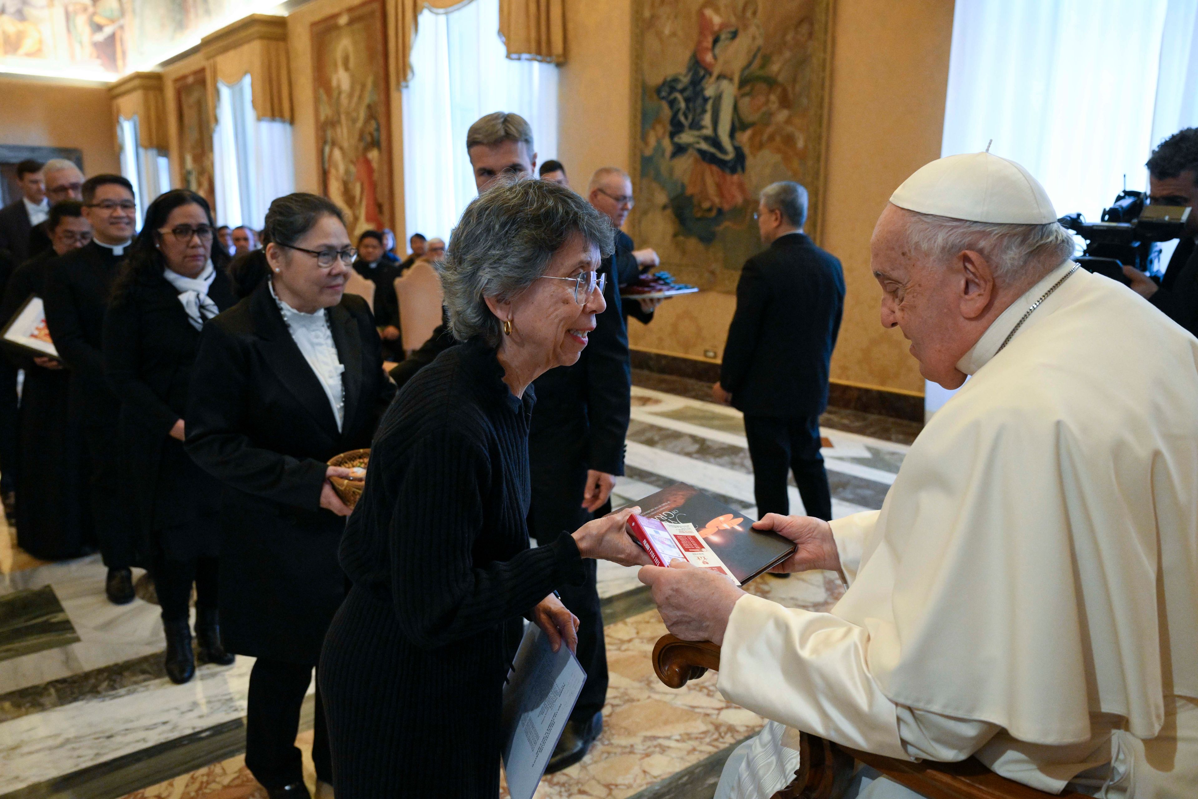 Pope Francis to Filipino community in Spain: The Church ‘is a warm and ...