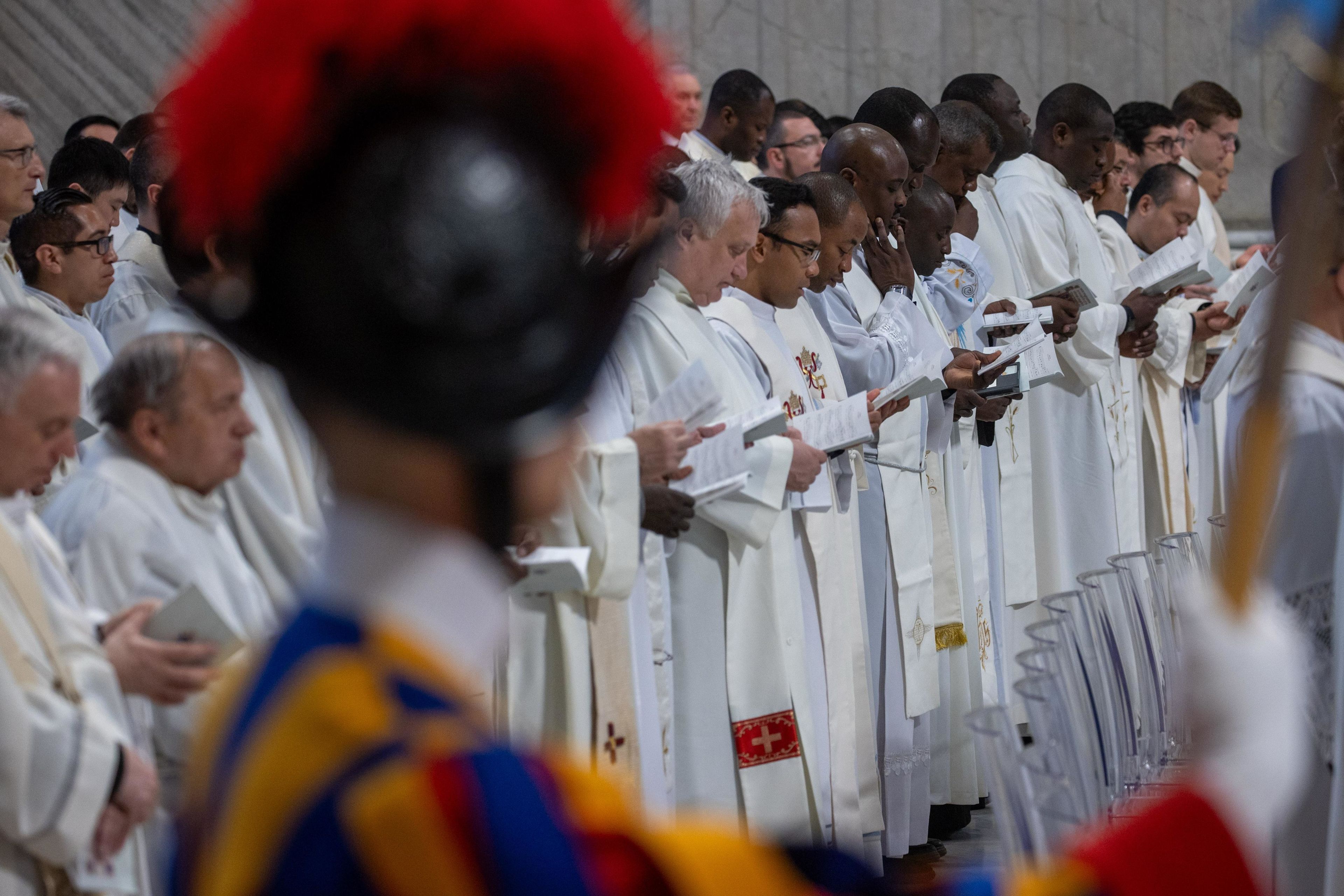 More than 1,800 priests celebrate Holy Thursday chrism Mass at Vatican