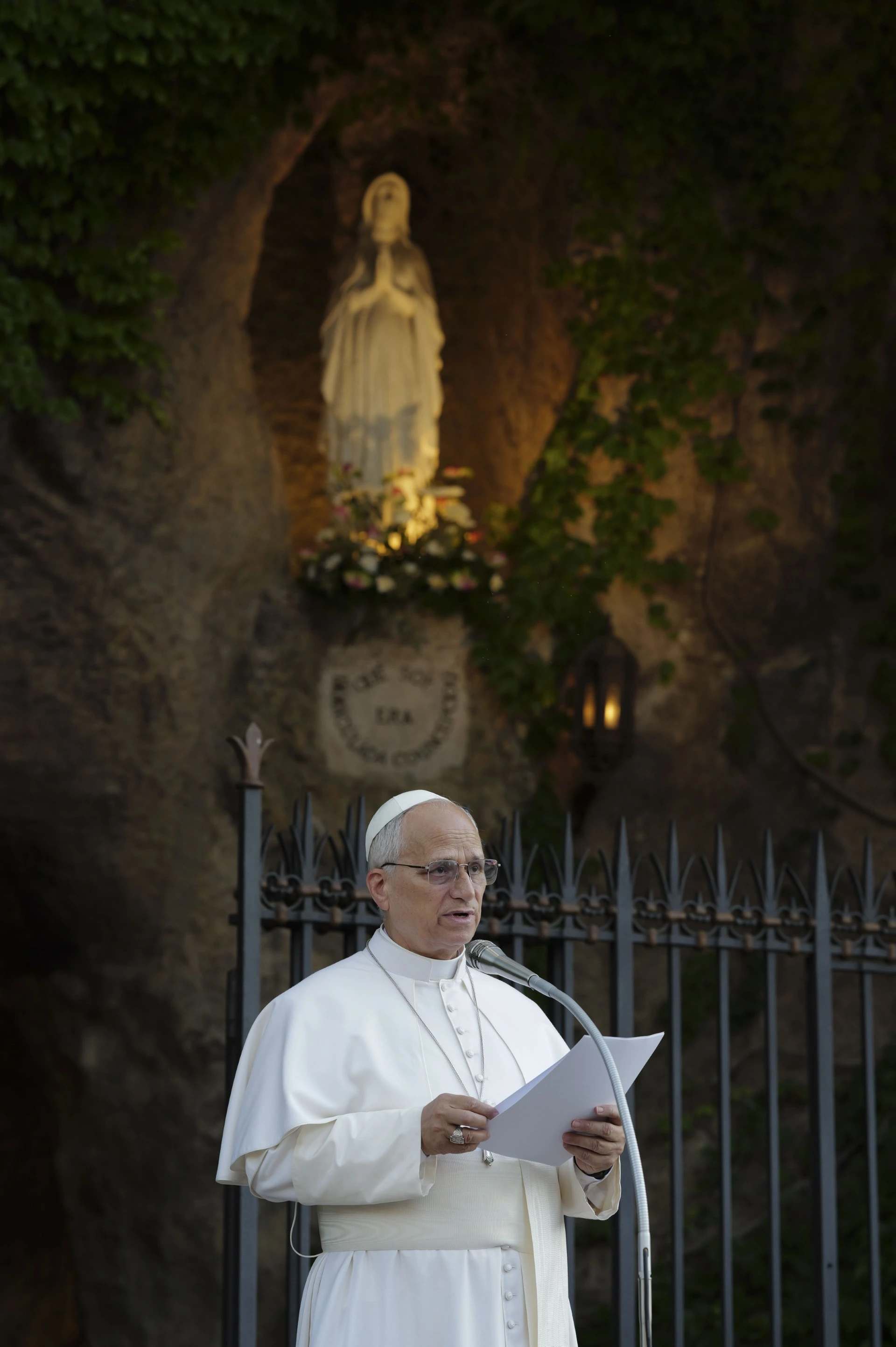El Papa León XIV reza Rosario por la paz ante la Virgen de Lourdes ...