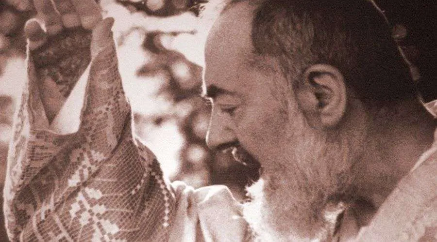Padre Pio de Pietrelcina recebeu os estigmas há 108 anos