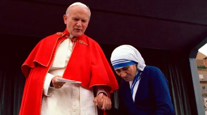 São João Paulo II e madre Teresa na Cidade do Vaticano (1983 | Vatican Media ?? 
