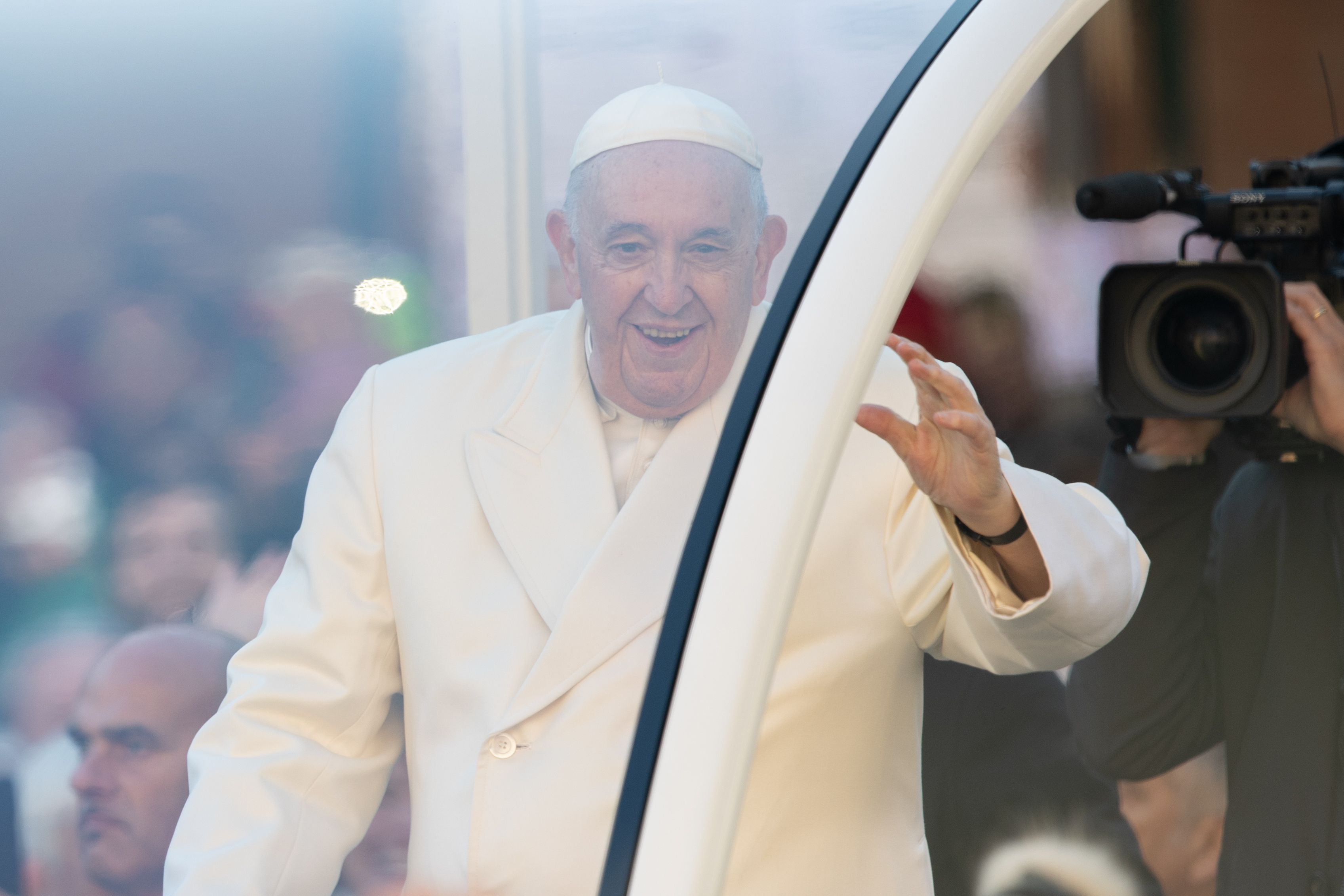 Pope Francis: Through the paradox of the cross, Jesus ‘embraced our death’