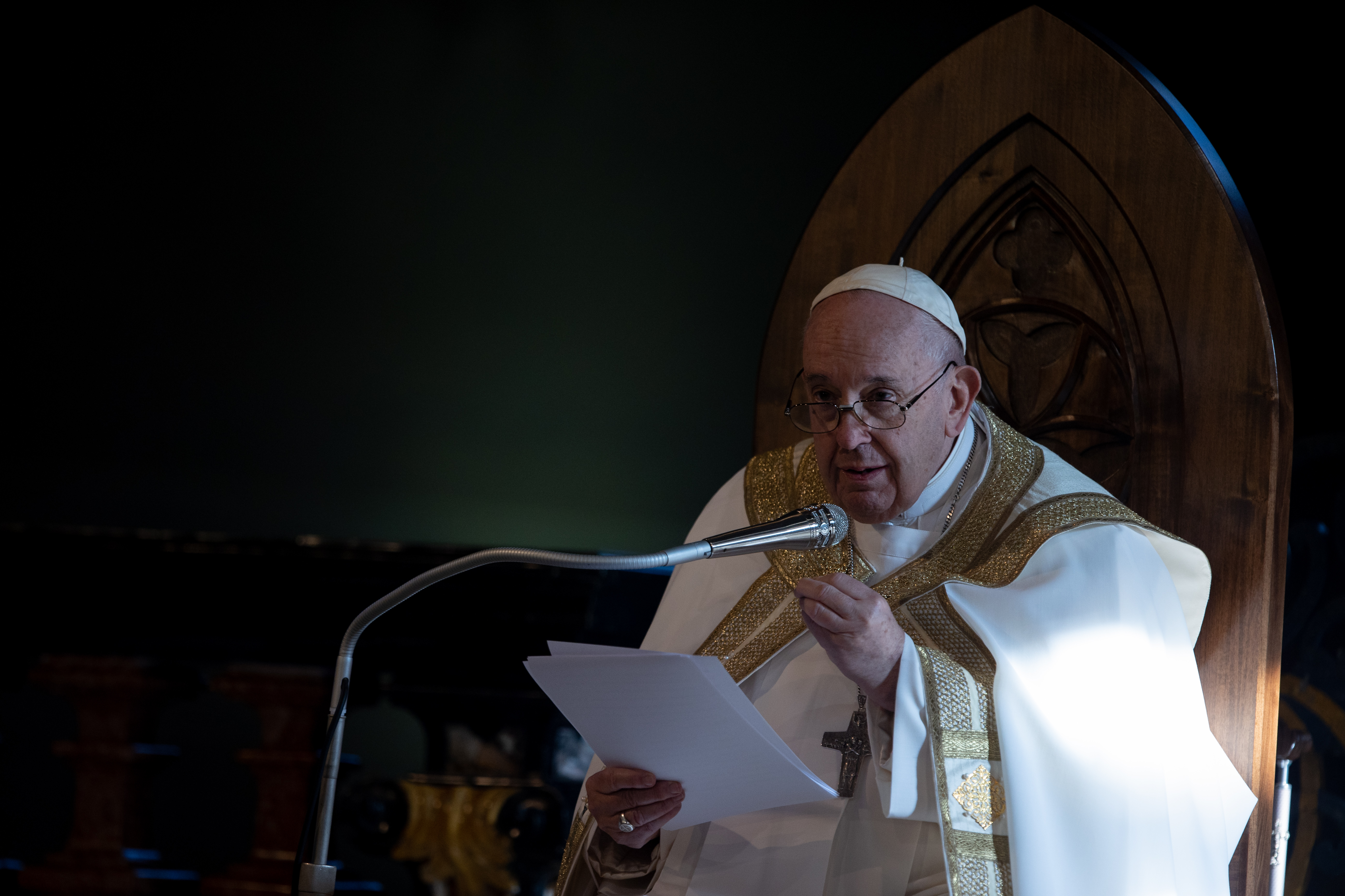 Pope Francis: Through the paradox of the cross, Jesus ‘embraced our death’