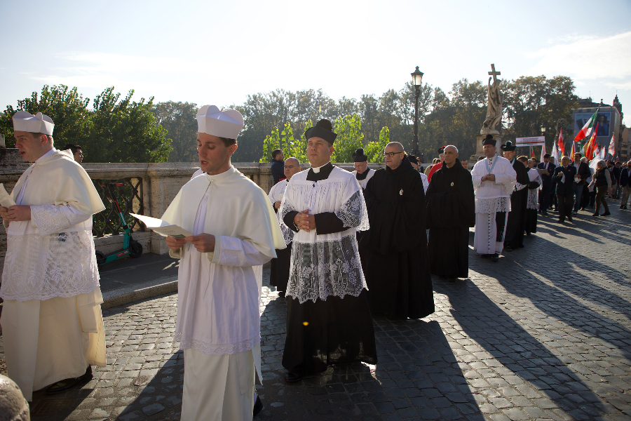 Italian cardinal leads Vespers at Pantheon for Traditional Latin Mass ...