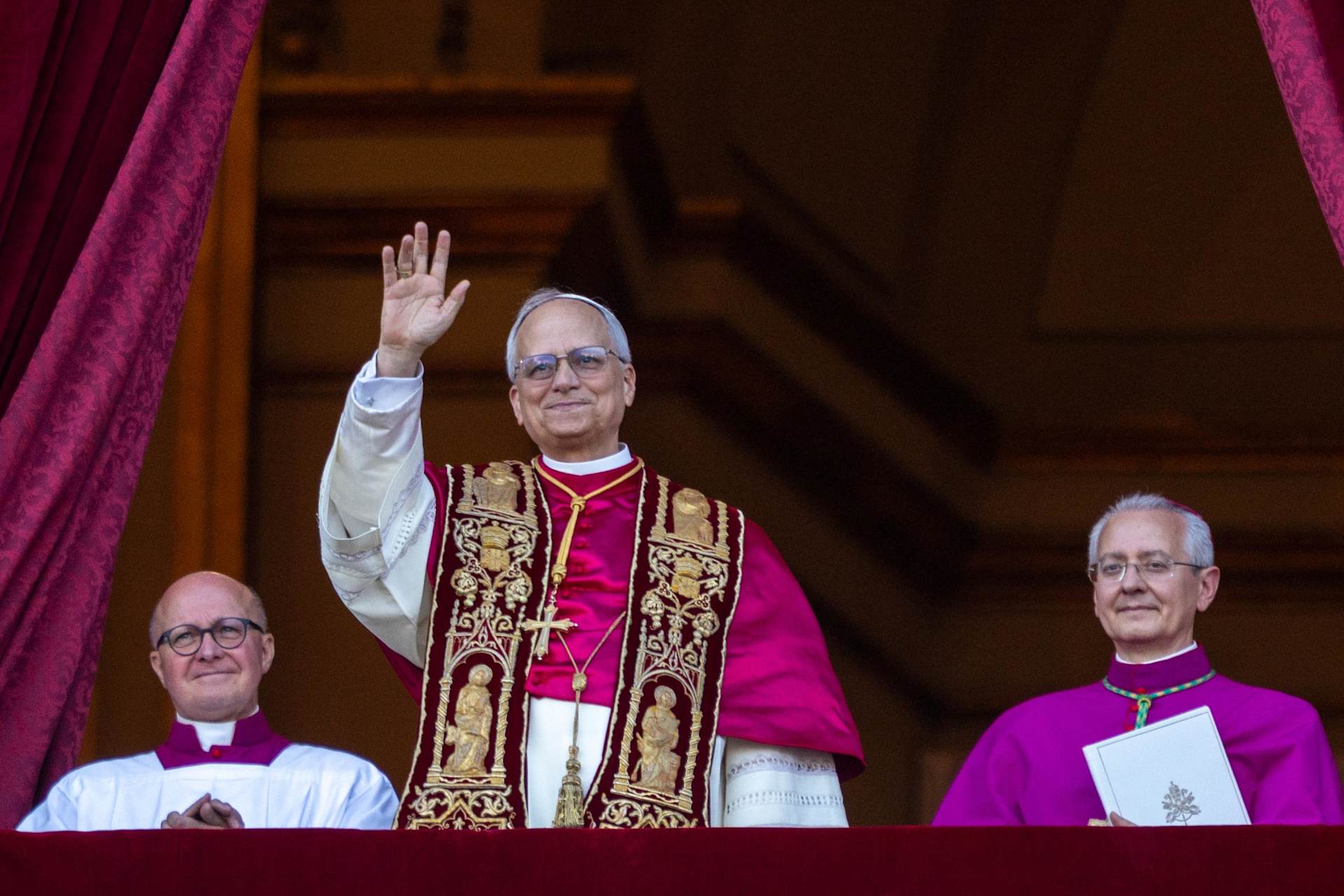 Pope Leo XIV waves to pilgrims in St. Peter’s Square shortly after his election on Thursday, May 8, 2025. | Credit: Daniel Ibáñez/CNA 