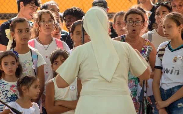 A nun speaks to Cuban children. Credit: Archdiocese of Havana