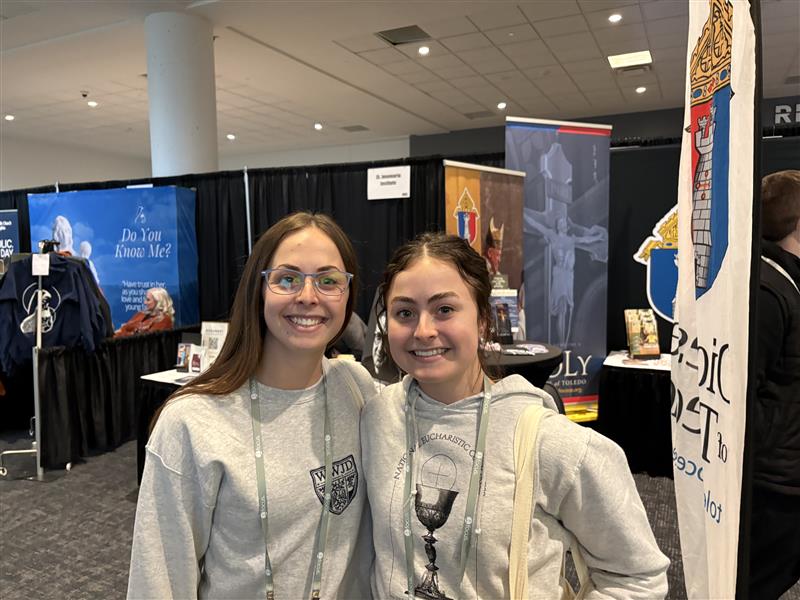 Sisters Cassidy (left) and Carlie Foos (right), from Kansas, Ohio, attend their very first SEEK Conference on Friday, Jan. 2, 2026. | Credit: Gigi Duncan/EWTN News