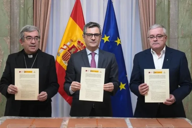 Archbishop Luis Argüello, president of the Spanish Bishops’ Conference; Félix Bolaños, minister of the Presidency, Justice, and Relations with the Parliament; and Father Jesús Díaz Sariego, OP, presid...