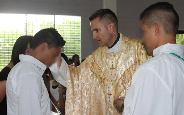 Bishop Ronald Hicks administers a sacrament. | Credit: Nuestros Pequeños Hermanos El Salvador