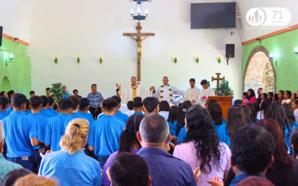 Bishop Ronald Hicks celebrates a school graduation Mass for children in Miacatlán, Morelos state, during his visit to Mexico in 2025. | Credit: Nuestros Pequeños Hermanos Mexico