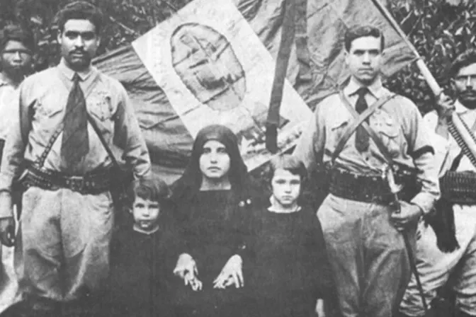 Cristeros with family members with the Mexican flag behind them with Our Lady of Guadalupe image substituted for the center field. | Credit: Public domain