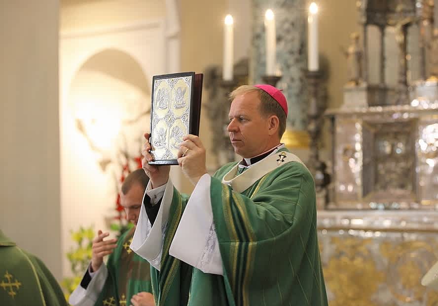Archbishop Gintaras Gru&scaron;as of Vilnius elevates the Gospel during Mass. | Credit: Archdiocese of Vilnius