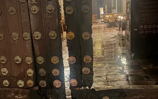 Fire damage to the Puebla Cathedral door. | Credit: Archdiocese of Puebla
