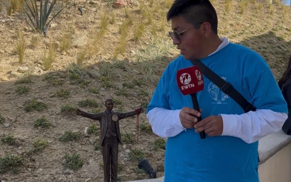 Luis David Zamora with a relic of Blessed Father Miguel Agustín Pro. | Credit: EWTN News