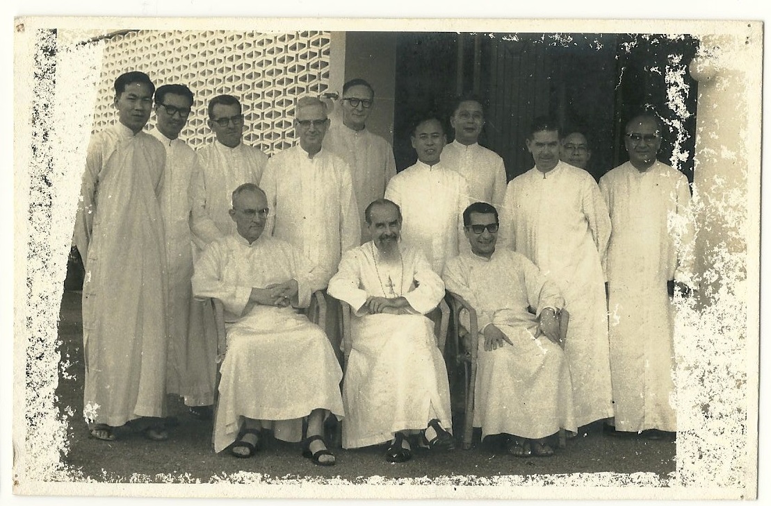 Fra Gabriele Allegra (bilqiegħda l-ewwel mil-lemin) u l-ewwel patrijiet f'Singapor. | Kreditu: Franciscans Singapore