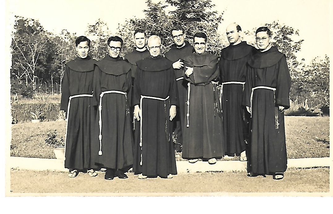 Fra Gabriele Allegra (it-tielet mil-lemin) u patrijiet bikrin oħra f’Singapor. | Kreditu: Franciscans Singapore