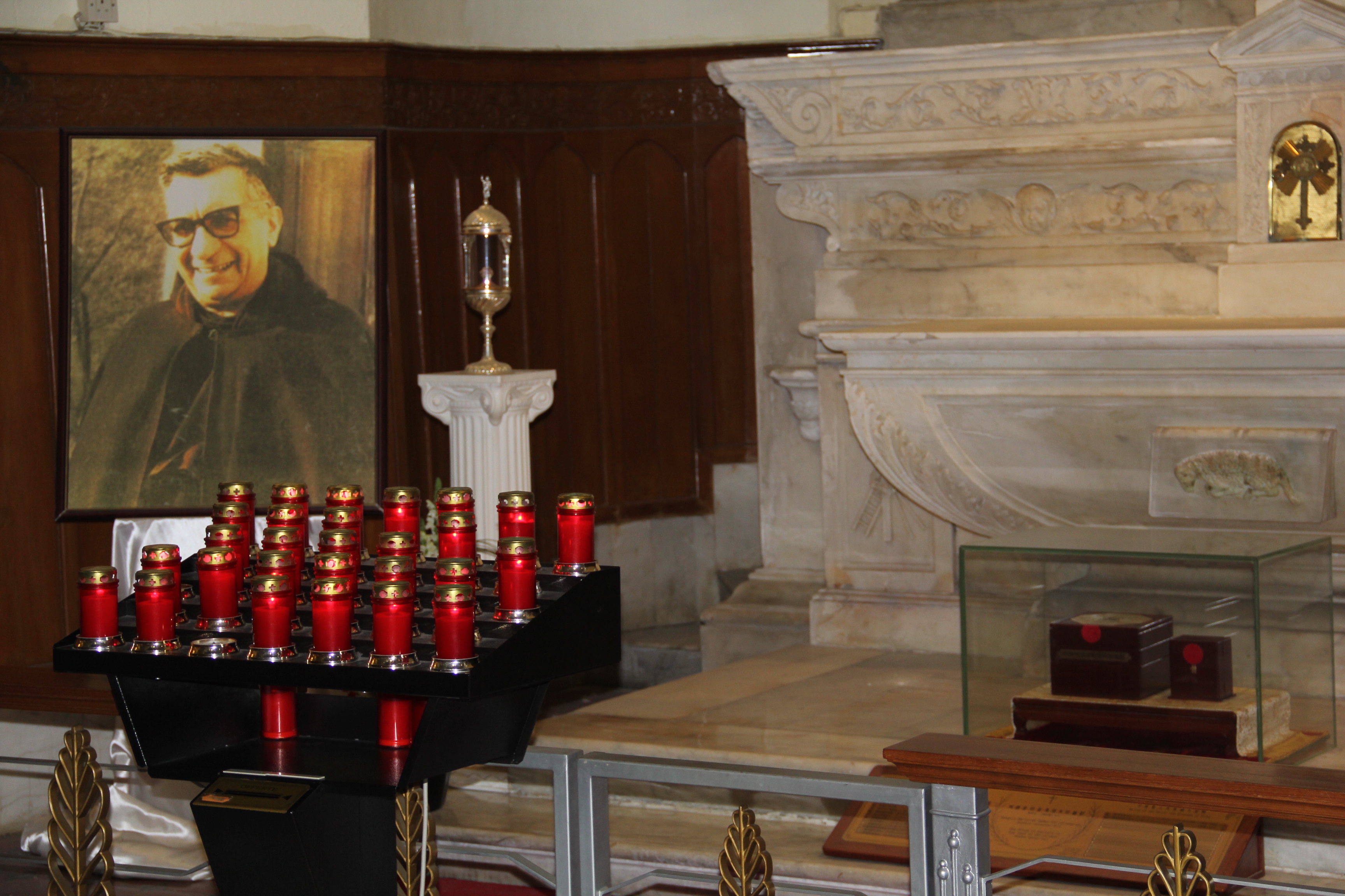 Xemgħat jaqbdu quddiem xbieha tal-Beatu Gabriele Allegra fil-Katidral Kattoliku Ruman ta’ Hong Kong fl-10 ta’ Frar, 2015. | Kreditu: Jaqueline u Bryan, CC BY-SA 4.0, permezz ta’ Wikimedia Commons