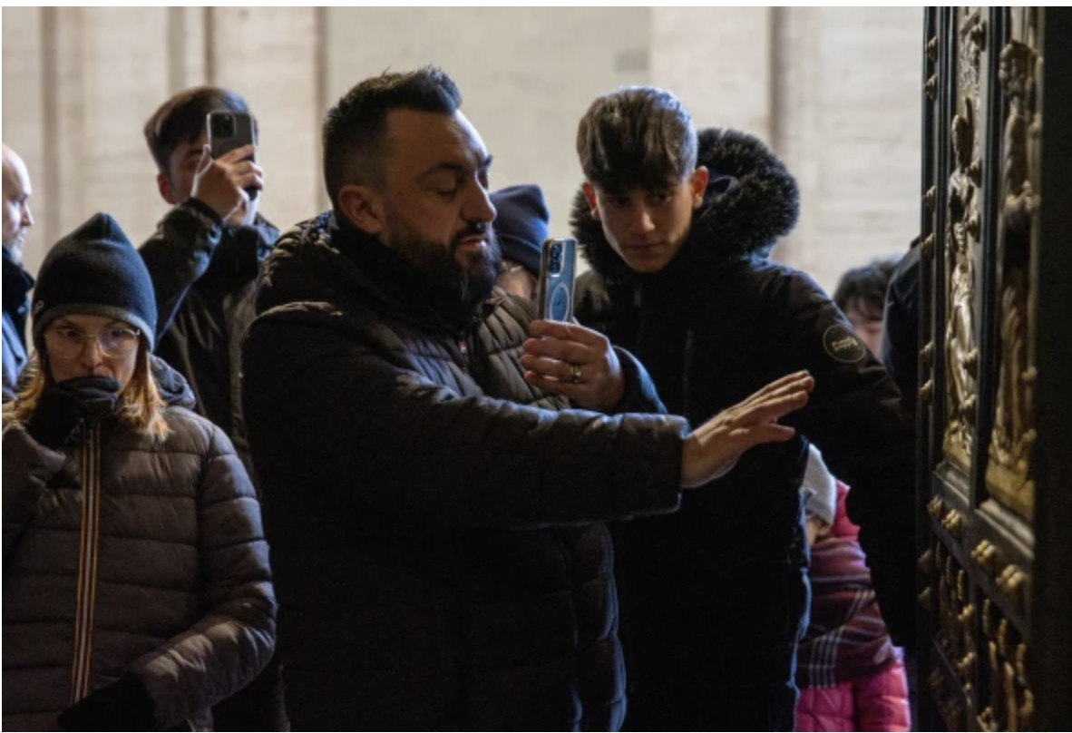 Pilgrims cross the Holy Door of St. Peter’s Basilica in the Vatican in 2025. | Credit: Daniel Ibáñez/EWTN News
