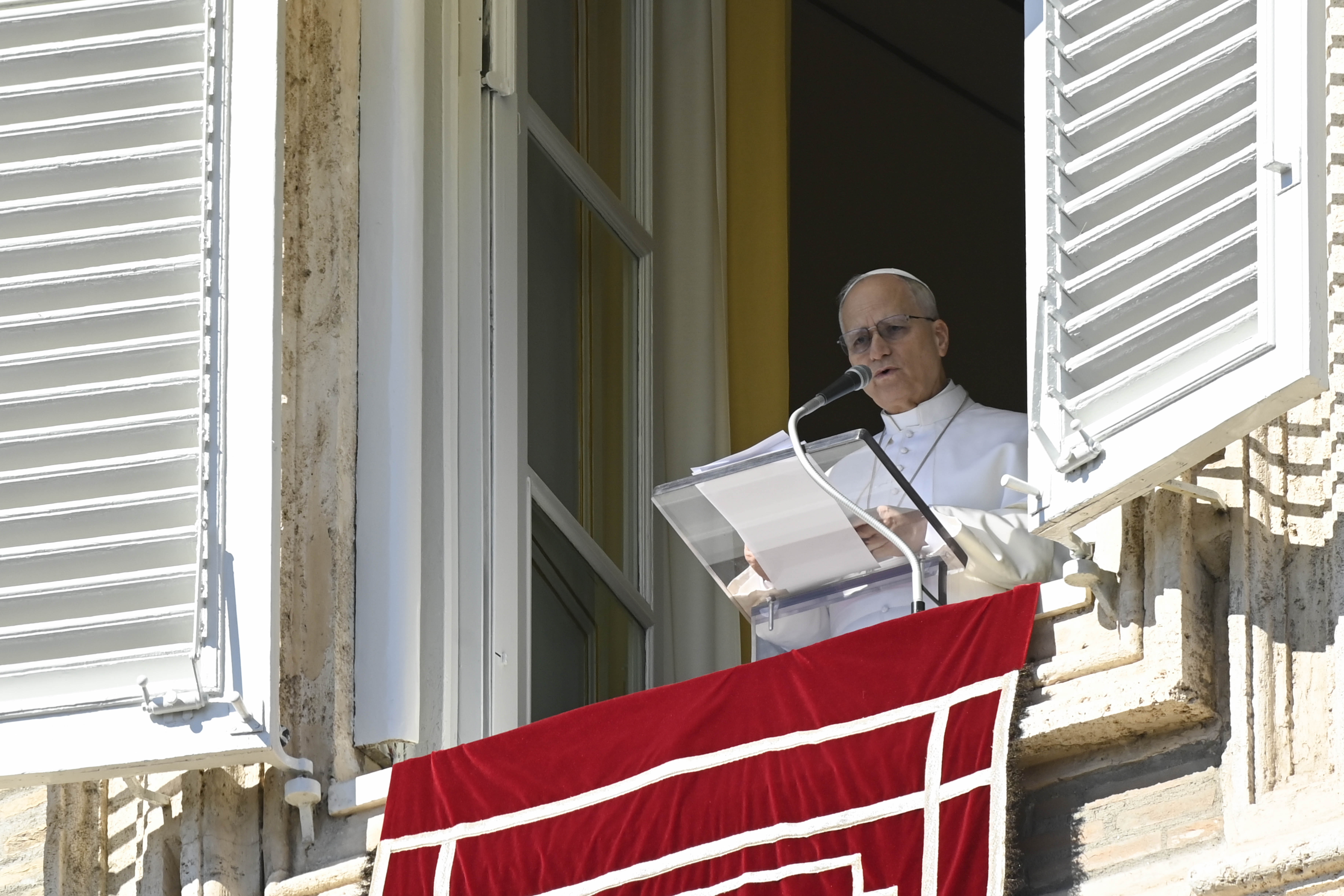 Pope says switch off smartphones to make ‘space for silence’ in Lent