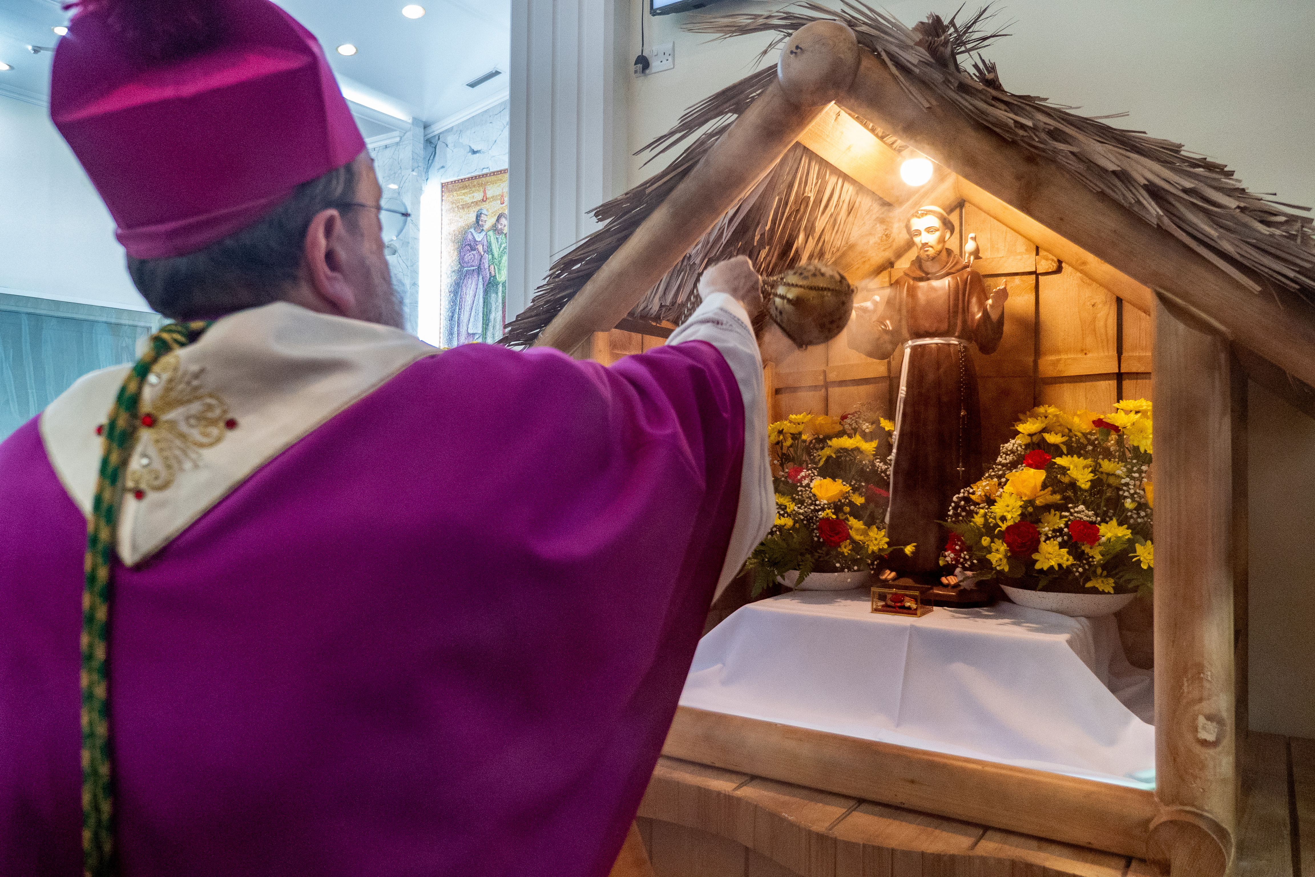 Ir-relikwa qed tiġi milqugħa fil-Parroċċa tal-Ispirtu s-Santu f’Muscat, l-Oman, u b’hekk timmarka l-bidu tal-pellegrinaġġ tagħha fil-vigarjat, waqt iż-żjara pastorali tal-Isqof Paolo Martinelli, vigarju appostoliku tal-Arabja t’Isfel. | Kreditu: Ritratt bil-kortesija tal-Vigarjat Appostoliku tal-Arabja t’Isfel/AVOSA