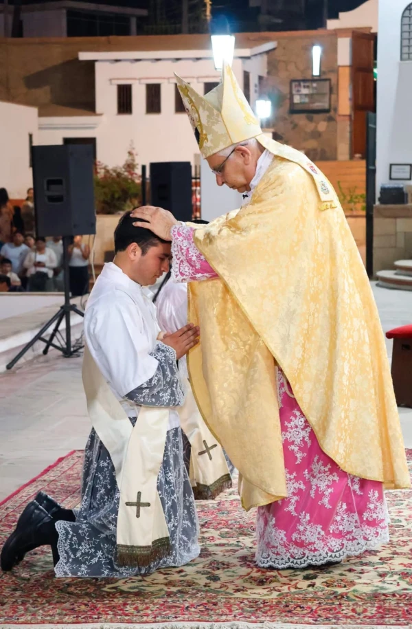 Bishop Ricardo Garc&iacute;a lays hands on Erlin P&eacute;rez V&aacute;squez at his ordination. | Credit: Prelature of Yauyos
