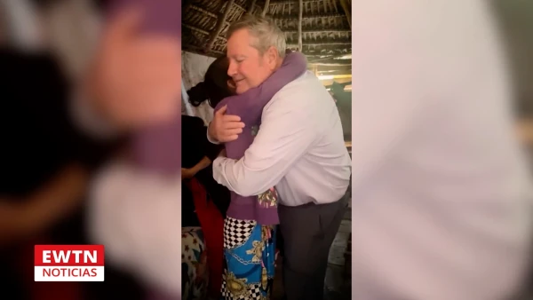 U.S. diplomat to Cuba Mike Hammer has met with civil society, walking through cities and streets and visiting Cubans in their homes. | Credit: Photo courtesy of Mike Hammer/EWTN Noticias screenshot