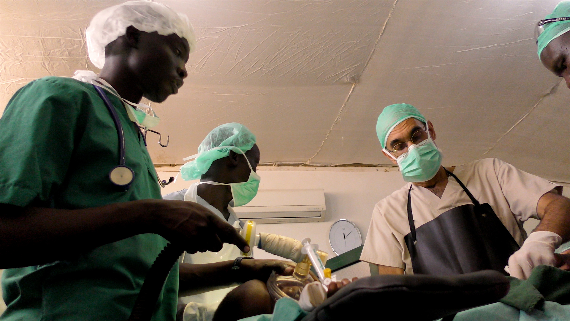 Dr. Tom Catena jgħin pazjent fl-Isptar Kattoliku Mother of Mercy fis-Sudan. | Kreditu: Aurora Humanitarian Initiative