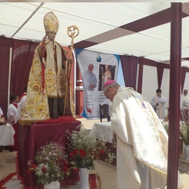 Pope Leo bows as he shares the relic of St. Turibius of Mogrovejo with the faithful on April 27, 2023, in Za&ntilde;a, Peru. | Credit: Photo of courtesy of Father David Farf&aacute;n