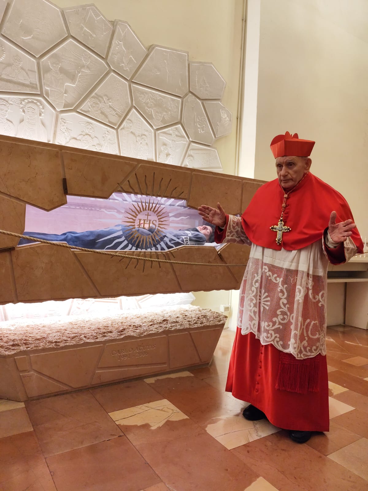 Cardinal Ernest Simoni stands before the tomb of St. Carlo Acutis. | Credit: Photo courtesy of Cardinal Ernest Simoni