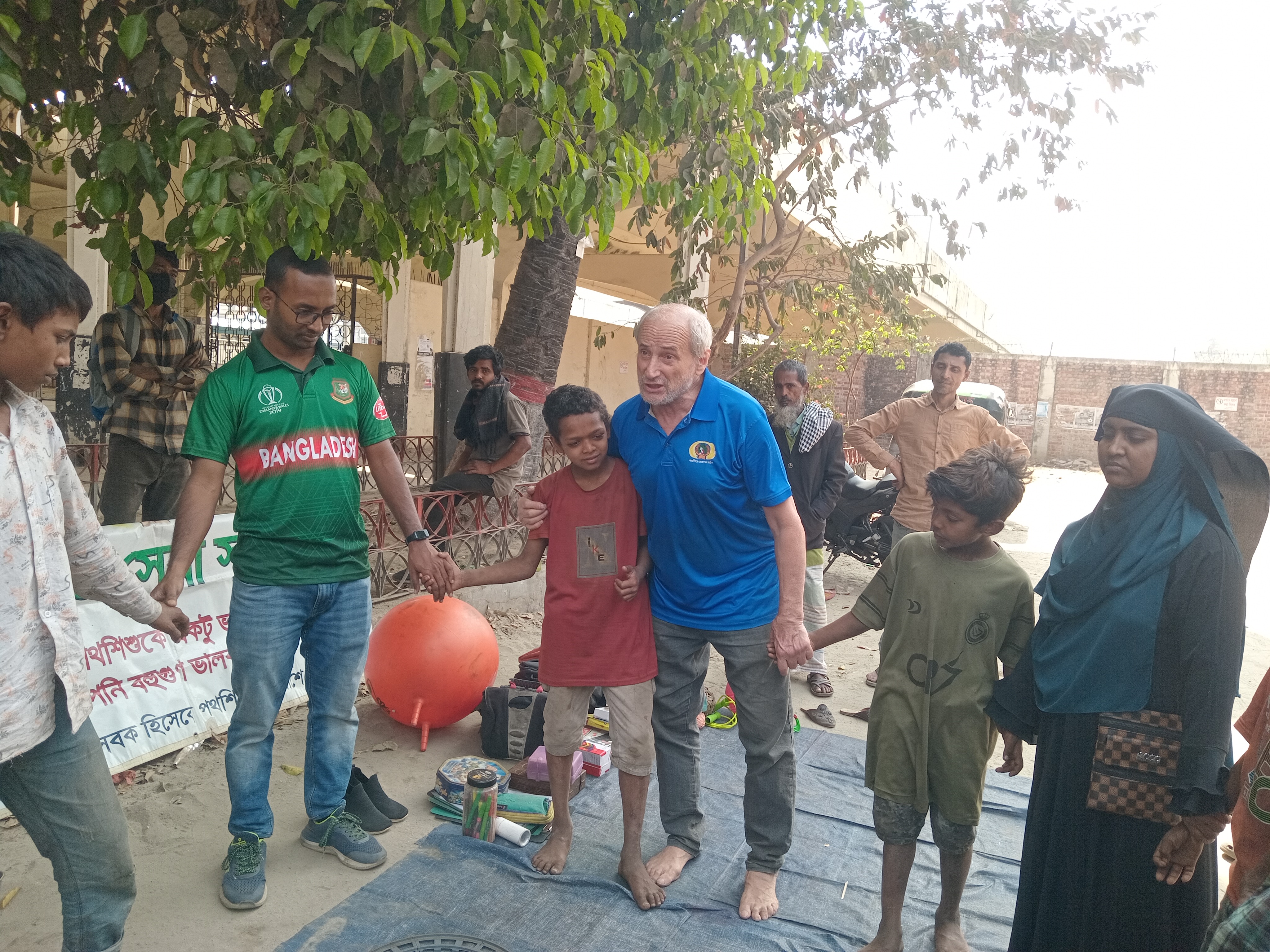Brother Lucio Beninati during an outreach session at Kamalapur Railway Station in Dhaka, Bangladesh, on Feb. 27, 2026. | Credit: Sumon Corraya