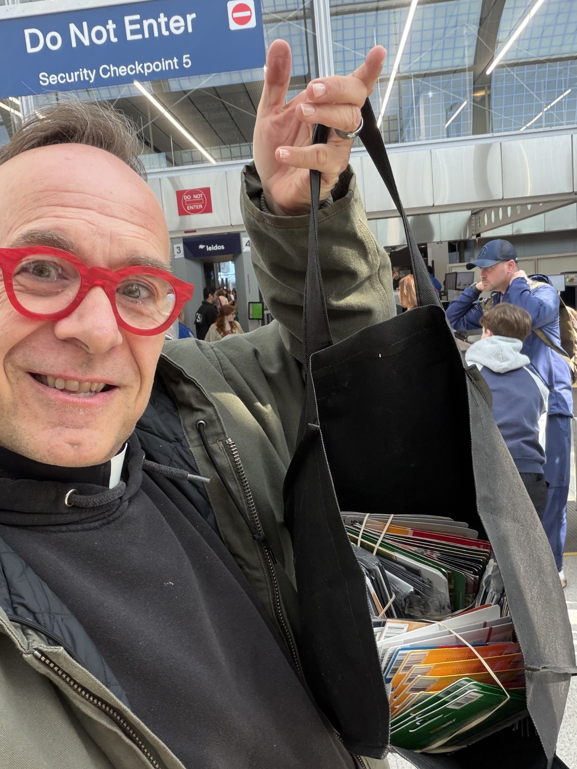 Catholic priest fundraises, gives gift cards to unpaid TSA workers amid partial shutdown