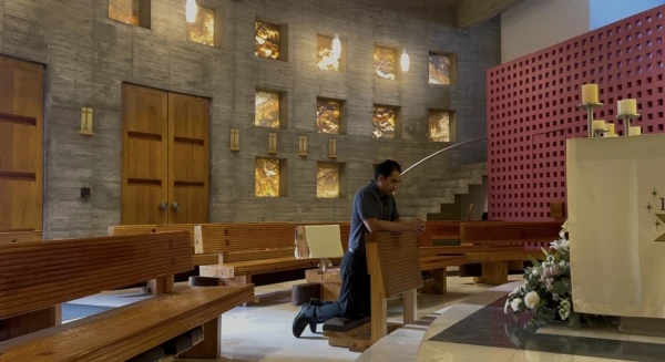 A seminarian prays at the Hispanic Seminary of Our Lady of Guadalupe. | Credit: EWTN Noticias