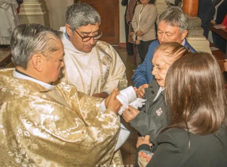 Father Juan Daza Jara with his mother at his priestly ordination. | Credit: Don Orione Chile