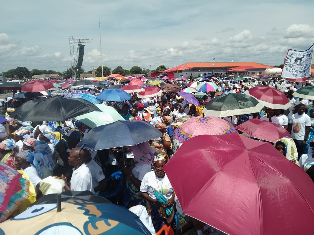 Crowds of people braved the heat and sun to attend Mass with Pope Leo XIV in Saurimo, Angola, on April 20, 2026. Credit: Raúl Kangombe Sapiti/ACI Africa.