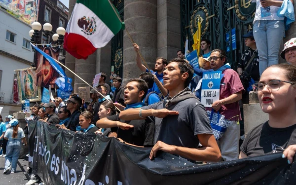 Participants walk in the March for Life in Mexico on April 25, 2026. | Credit: Pasos por la Vida