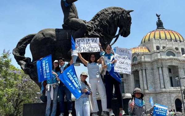 Participants hold signs at the March for Life in Mexico on April 25, 2026. | Credit: Primatial Archdiocese of Mexico