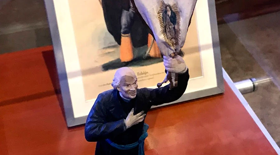 Estatua del sacerdote Miguel Hidalgo y Costilla sosteniendo el estandarte de la Virgen de Guadalupe, en el Museo Nacional de Historia Castillo de Chapultepec. Crédito: David Ramos/ACI Prensa.