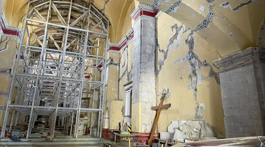 Iglesia de Santiago Apostol en Jiutepec, Cuernavaca, con las obras de reconstrucción detenidas. Crédito: Twitter de Mons. Ramón Castro Castro.